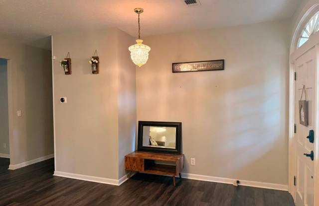 Southern Charm & Spacious Living Near Base! Gallery 4