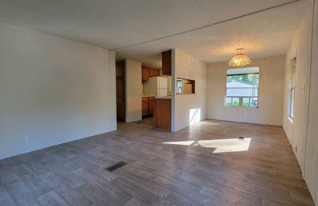 FULLY FENCED! 3 bedroom, 1 bath home plus a covered deck - 5321 Southeast 32nd Court, Marion County, FL 34480