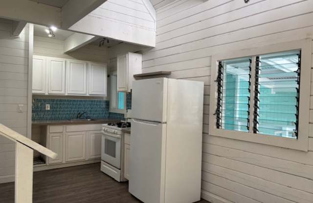 2 Bedroom / 1 Bath with loft and Ocean Views in Downtown Kona! Gallery 4