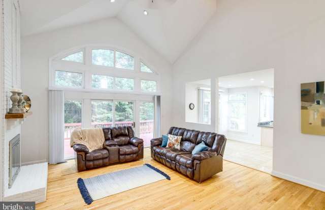 10318 GREENWOOD PL Gallery 4