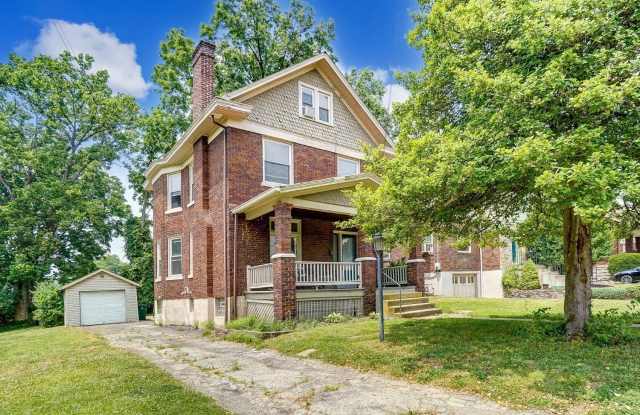 5805 Woodmont Avenue photos photos