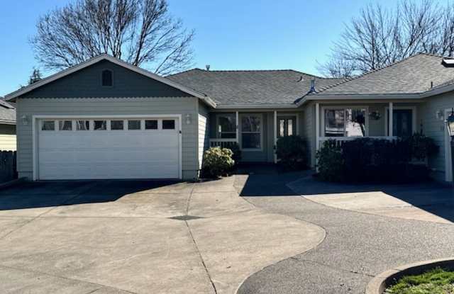 DUPLEX CENTRALLY LOCATED W/ DOUBLE CAR GARAGE AND FENCED YARD - 1540 Hollyhock Drive, Medford, OR 97504