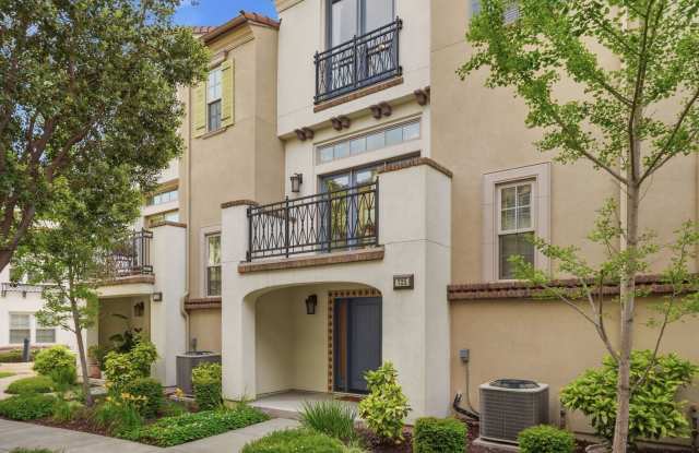 Gorgeous 2 Bed, 2.5 Bath Townhome in Exclusive Reflection Community! photos photos