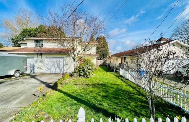 Beautiful Puyallup Duplex with Large Yard & Garden! Gallery 3