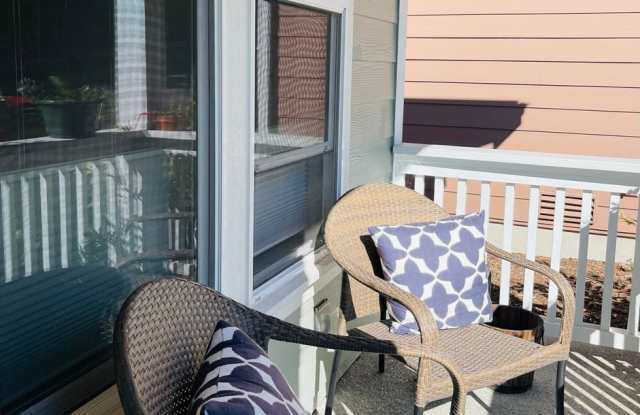 Fully Furnished 2 bedroom cottage in downtown Poulsbo...available starting 9-15 Gallery 4