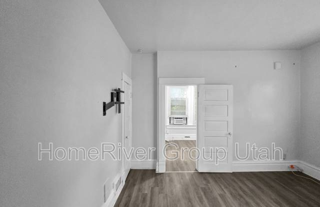 1277 E 100 S Gallery 3