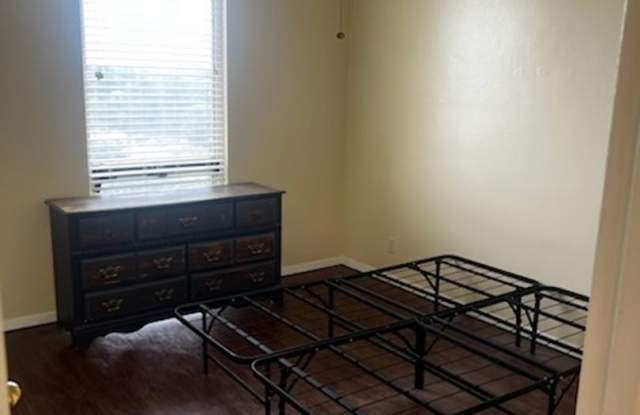 Midtown High Rise Apartment Available Now Gallery 3