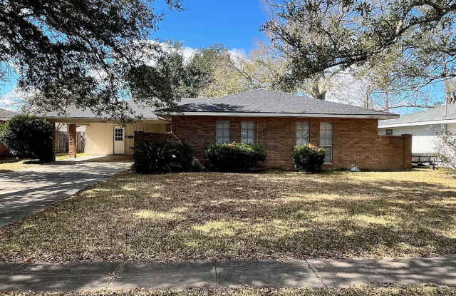 4 Bed / 2 Bath Home with Fenced Backyard - 144 Lee Street, Lake Charles, LA 70605