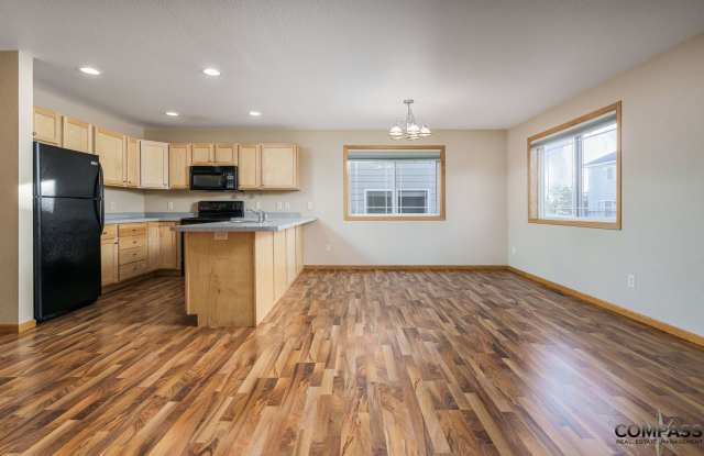 SPACIOUS UPDATED TOWNHOME WITH IN-UNIT LAUNDRY photos photos