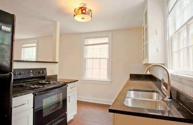 2027-2028 School Year / 8 Bdrm / 3 Bath Steps from UVA Grounds Gallery 4