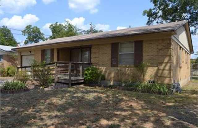 Available 7/10/2026 Quaint home with vinyl plank flooring! photos photos