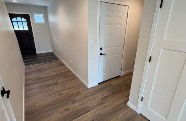 AVAILABLE IMMEDIATELY!  Brand New Build 3 Bed 2.5 Bathrooms Gallery 3