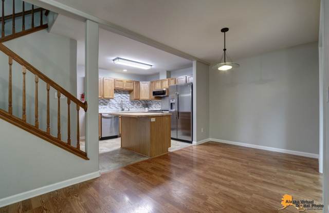 Amberwood Park: Homey Townhouse with Fenced Backyard Gallery 4