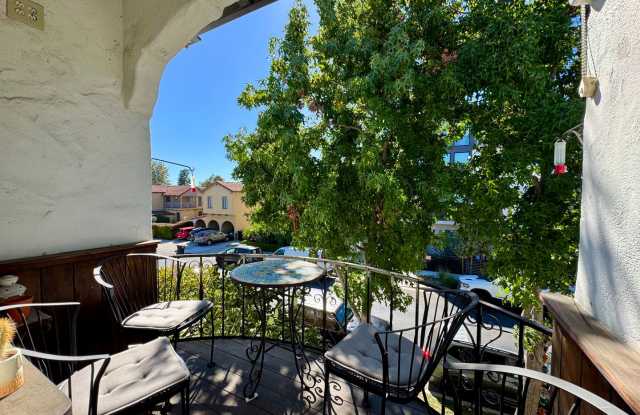 Gorgeous Remodeled Spanish 2+1.5 near the Grove Excellent location Gallery 4