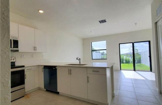 3216 W 114th Terrace, Hialeah, FL 33018 - 2215 Gallery 3