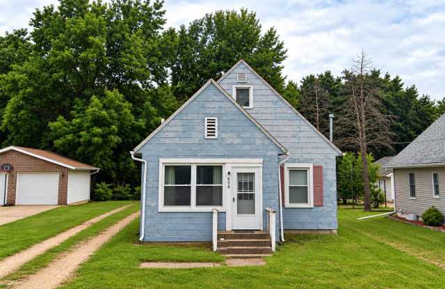 Charming 2-Bedroom Home with Garage, Basement & Porch in Clinton, IA Gallery 1