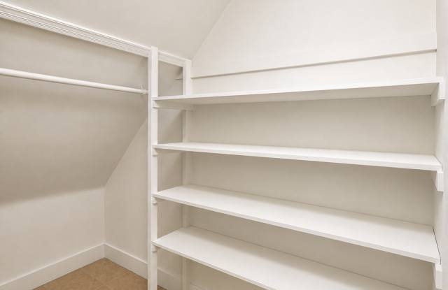 490 Linwood AvenueUnit 1 (Lower) Gallery 4
