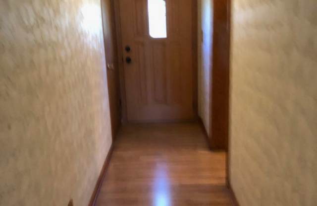 Large 4 bedroom 2 bath home right off of West Center Gallery 3