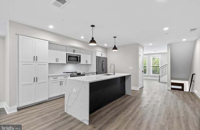 2144 LOMBARD Gallery 4