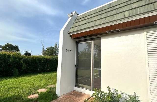 7439 Twin Sabal Dr - 7439 Twin Sabal Drive, Miami Lakes, FL 33014