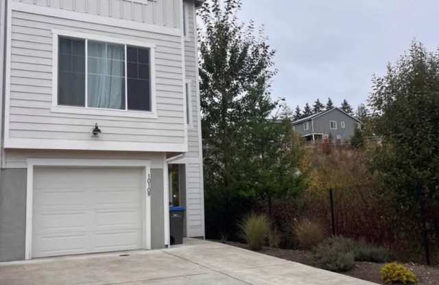 Like New Town Home in Upscale Silverdale Gallery 3