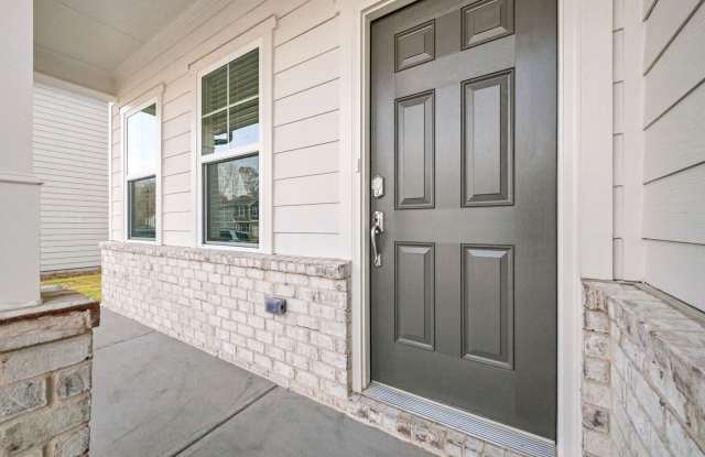 Fenced Yard - Like NEW - 6 Bedrooms Gallery 4