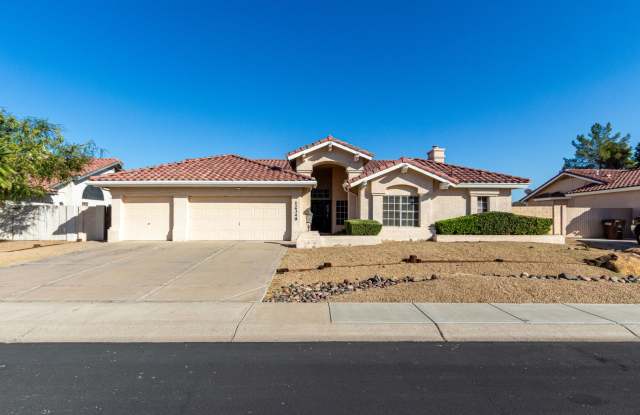 Large 4 bedroom 2.5 bath home with private pool! - 12349 North 71st Drive, Peoria, AZ 85381