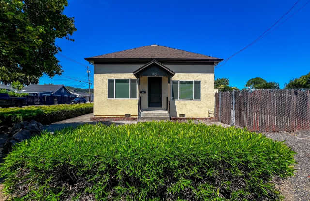 Charming 2 Bedroom, 1 Bathroom Home with Large Fenced Yard + Garage photos photos Charming 2 Bedroom, 1 Bathroom Home with Large Fenced Yard + Garage photos photos