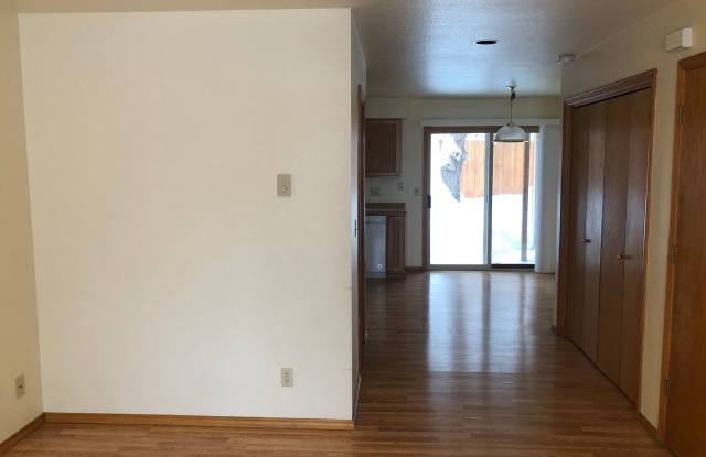 2 Bed/1.5 Bath Apartment in NE Bend - Neil Way Gallery 2