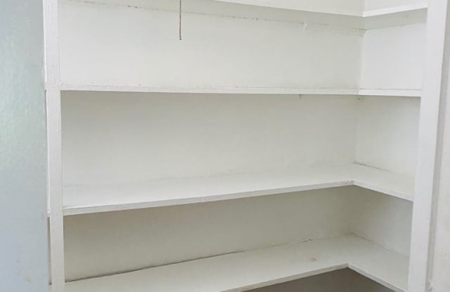 1903 W Argyle St Apt 2 Gallery 2