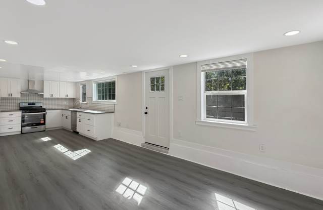 Completely Renovated Apartment in a lovely 3-unit Building with a Large Shared Yard! Gallery 1