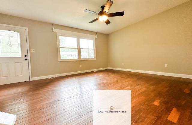 Pet Friendly Home with Fenced Backyard in Taylors, SC! Gallery 3