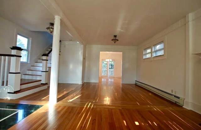 1522 Dwight Place Gallery 3