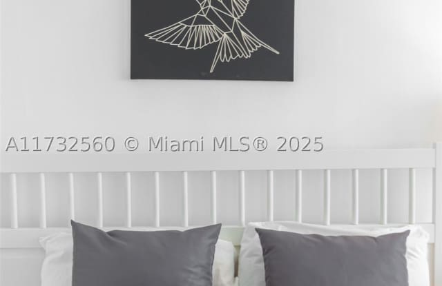 5445 Collins Ave Gallery 2