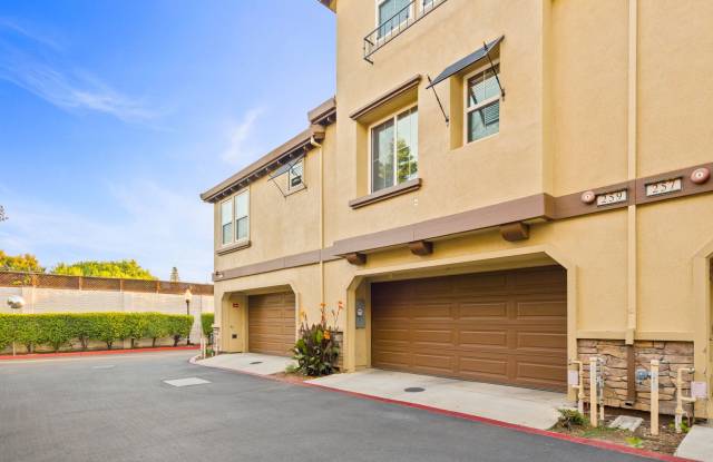 PRIVATE TOWNHOME NEAR DOWNTOWN STROLL TO EVERYTHING | STYLISH AMENITIES photos photos