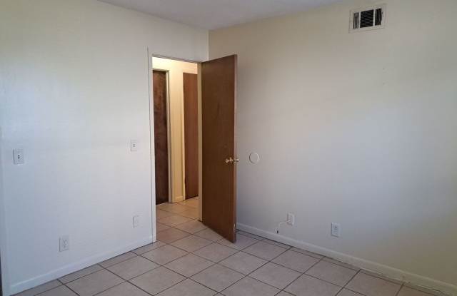 3704 E 11th St, #B Gallery 3