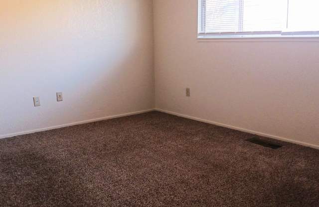 Three Bedroom Fifth Avenue Townhouse- Two Car garage! Gallery 4