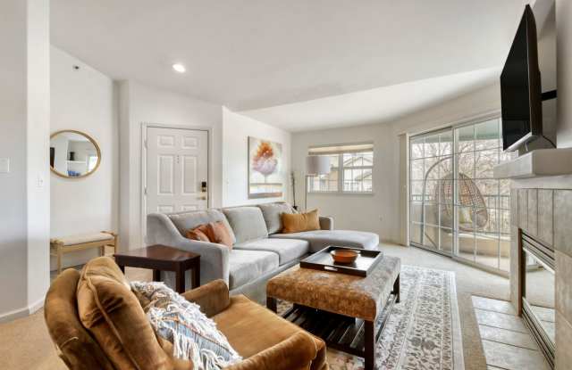 Top-Floor Serenity: Bright & Modern Fully Furnished Boulder Retreat photos photos