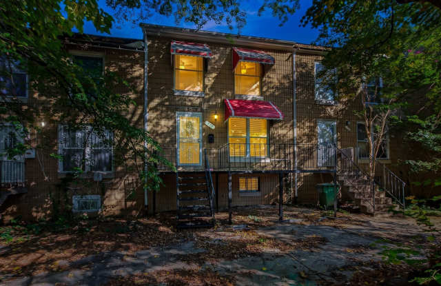Charming 3BR Townhome in Baltimore Gallery 1