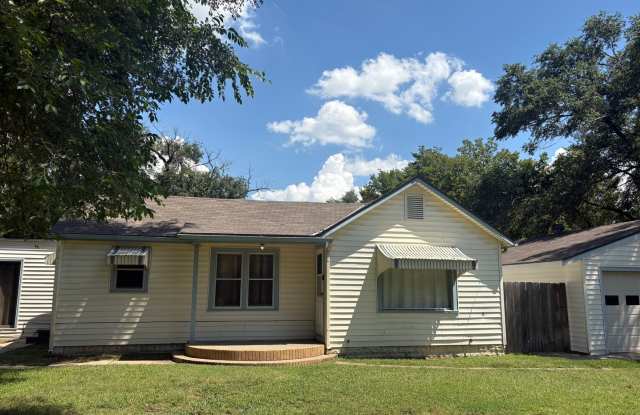 Beautiful 3 bedroom 2 bathroom - 2944 North Coolidge Avenue, Wichita, KS 67204