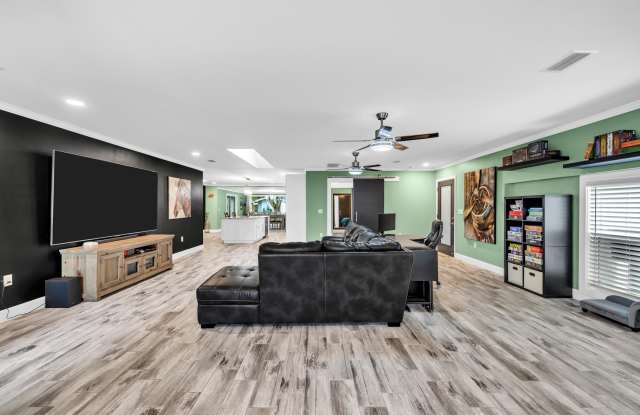6 NE Bay Court Gallery 2