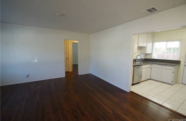 5904 Jamieson Avenue Gallery 4