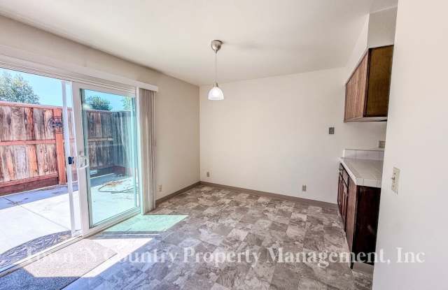 Beautiful 2-Bedroom Townhome with Garage, Patio & Community Pool! Gallery 4
