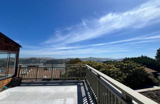 ONE LEVEL ONE BEDROOM TOP-UNIT CONDO IN HEADLANDS WITH STUNNING BAY VIEWS photos photos ONE LEVEL ONE BEDROOM TOP-UNIT CONDO IN HEADLANDS WITH STUNNING BAY VIEWS photos photos