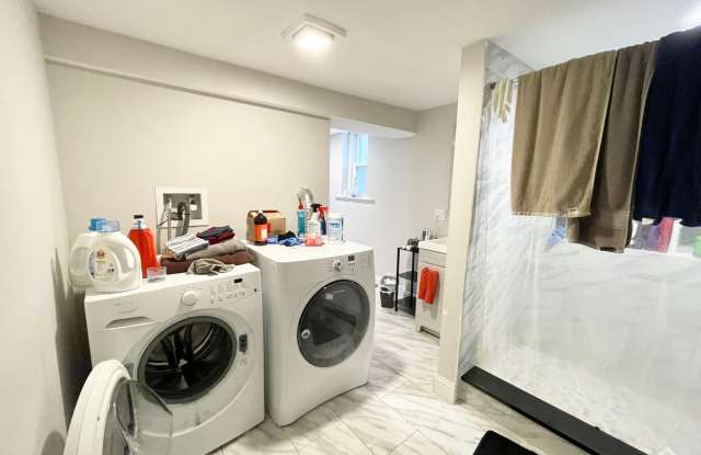 Perfect apartment for Social Students near NEU! Spacious, Yard, Parking & more! Gallery 3