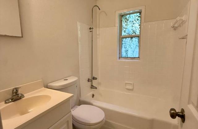 Cozy 2 Bedroom Duplex On a quiet tree lined Street. photos photos