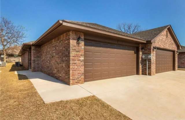 Modern finishes, low traffic cul-de-sac, walking track, walk to downtown Edmond events! photos photos