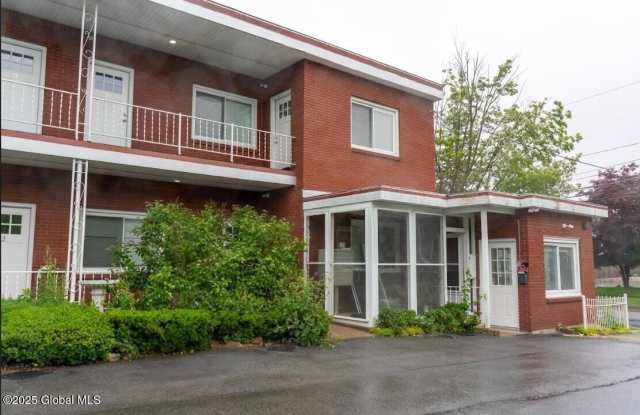 195 South Broadway unit: 8 photos photos