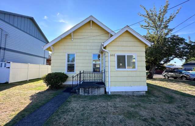 ADORABLE, BRIGHT BUNGALOW IN TROUTDALE! - 603 Southeast Harlow Avenue, Troutdale, OR 97060