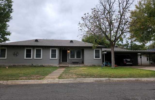 FOR LEASE!! Very nice home. - 705 Lee Street, Kerrville, TX 78028
